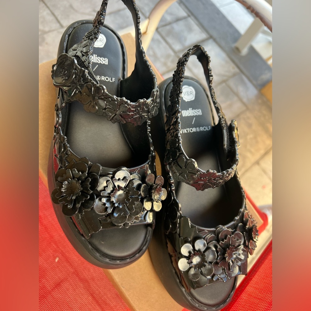 MELISSA + VIKTOR & ROLF
Sandals 8